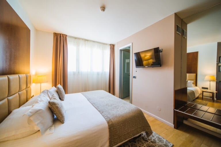Superior double or twin room, wide shot