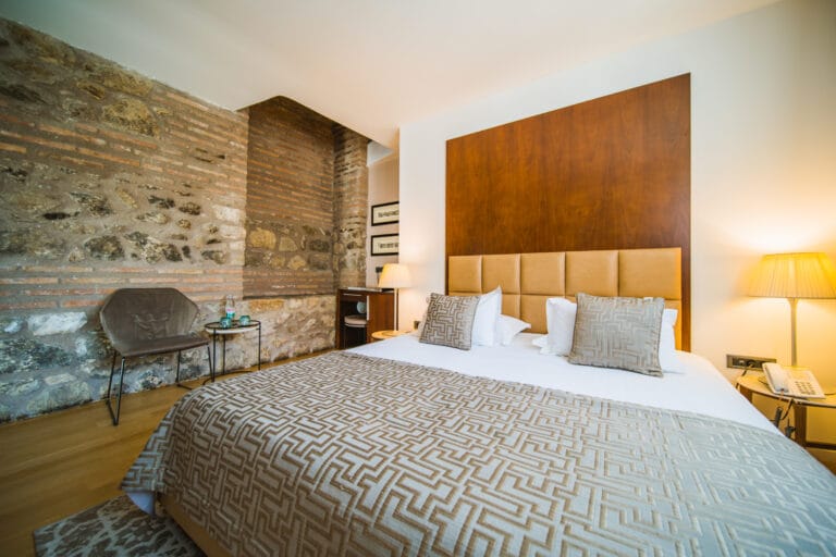 Superior double or twin room, wide shot with the wall