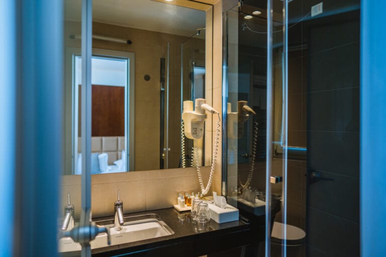 Superior double or twin room, bathroom with utilities