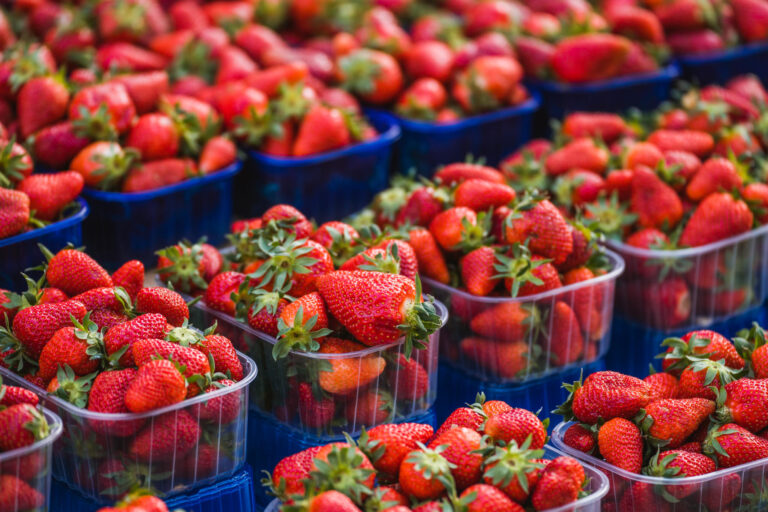 Split green market, strawberries