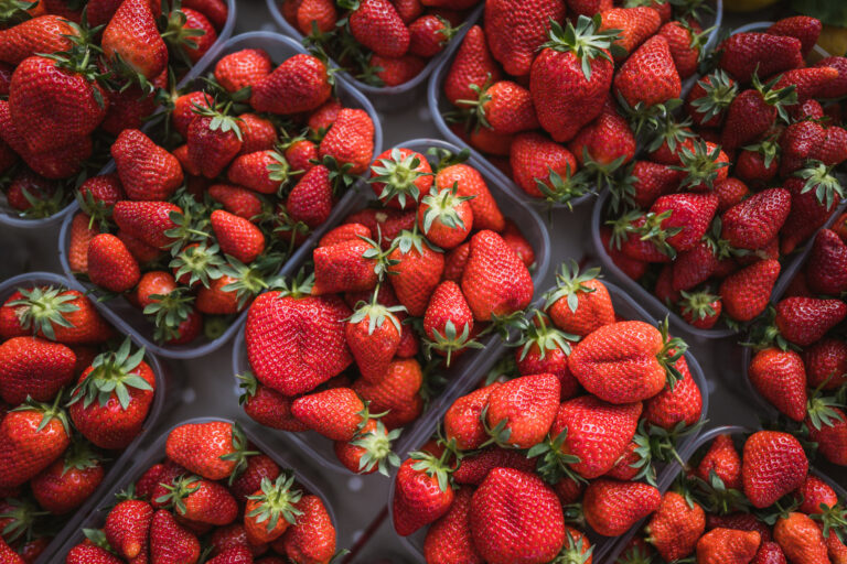 Split green market, strawberries
