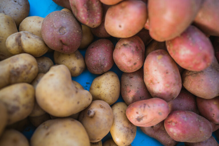 Split green market, potatoes