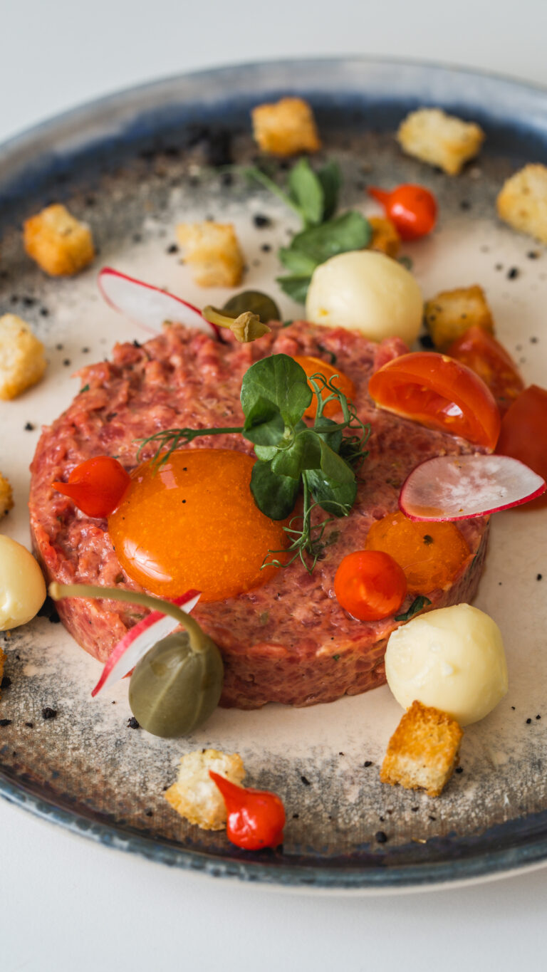 Beef tartare with plate decor