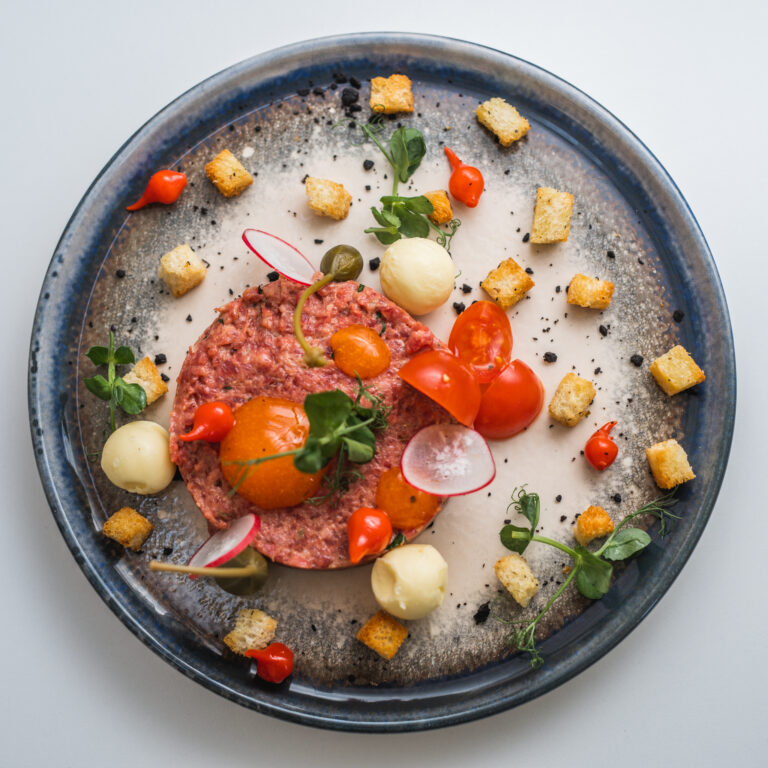 Beef tartare with plate decor